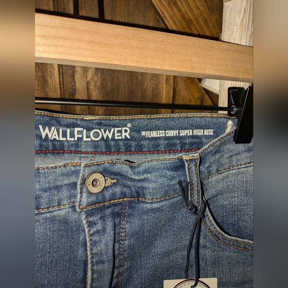 NWT Wallflower Curvy High Rise Bootcut Jeans. Size 13/31 - Picture 7 of 7